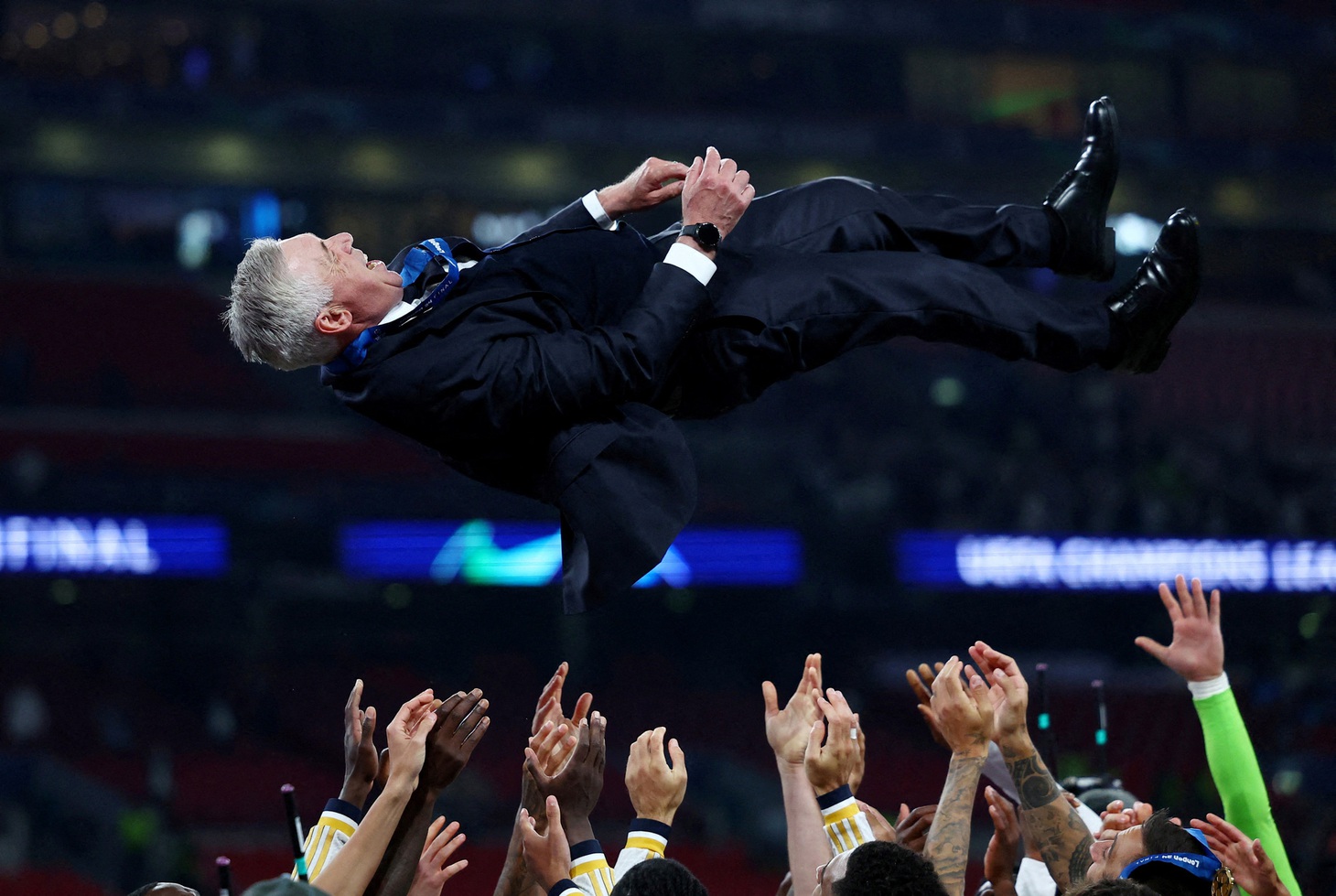 HLV Carlo Ancelotti được các cầu thủ Real Madrid tôn vinh sau khi giành chức vô địch. HLV người Ý giành 5 chức vô địch Champions Legaue và đó là thành tích thực sự rất vĩ đại
