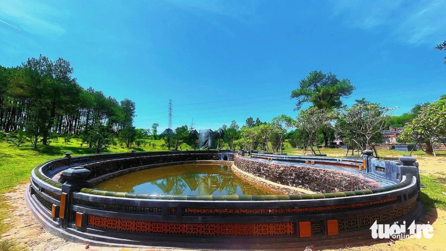 Hồ bán nguyệt trước mặt khu lăng mộ