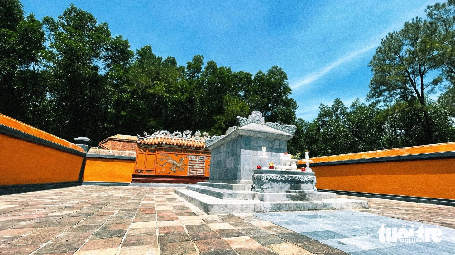 Bên trong khu lăng mộ