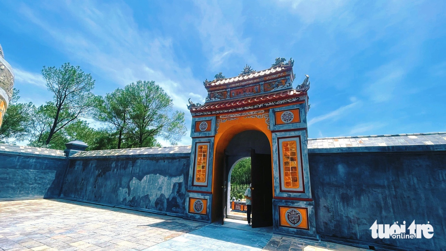 Cổng vào bên trong khu đặt kim tĩnh của Hoàng thái hậu Từ Dụ