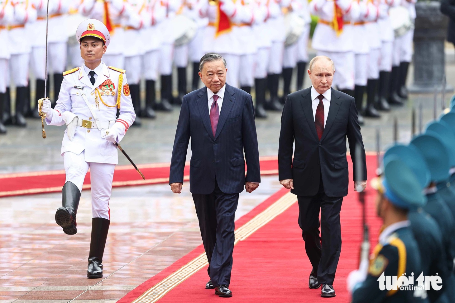 Chủ tịch nước Tô Lâm và Tổng thống Nga Putin duyệt đội danh dự - Ảnh: NGUYỄN KHÁNH