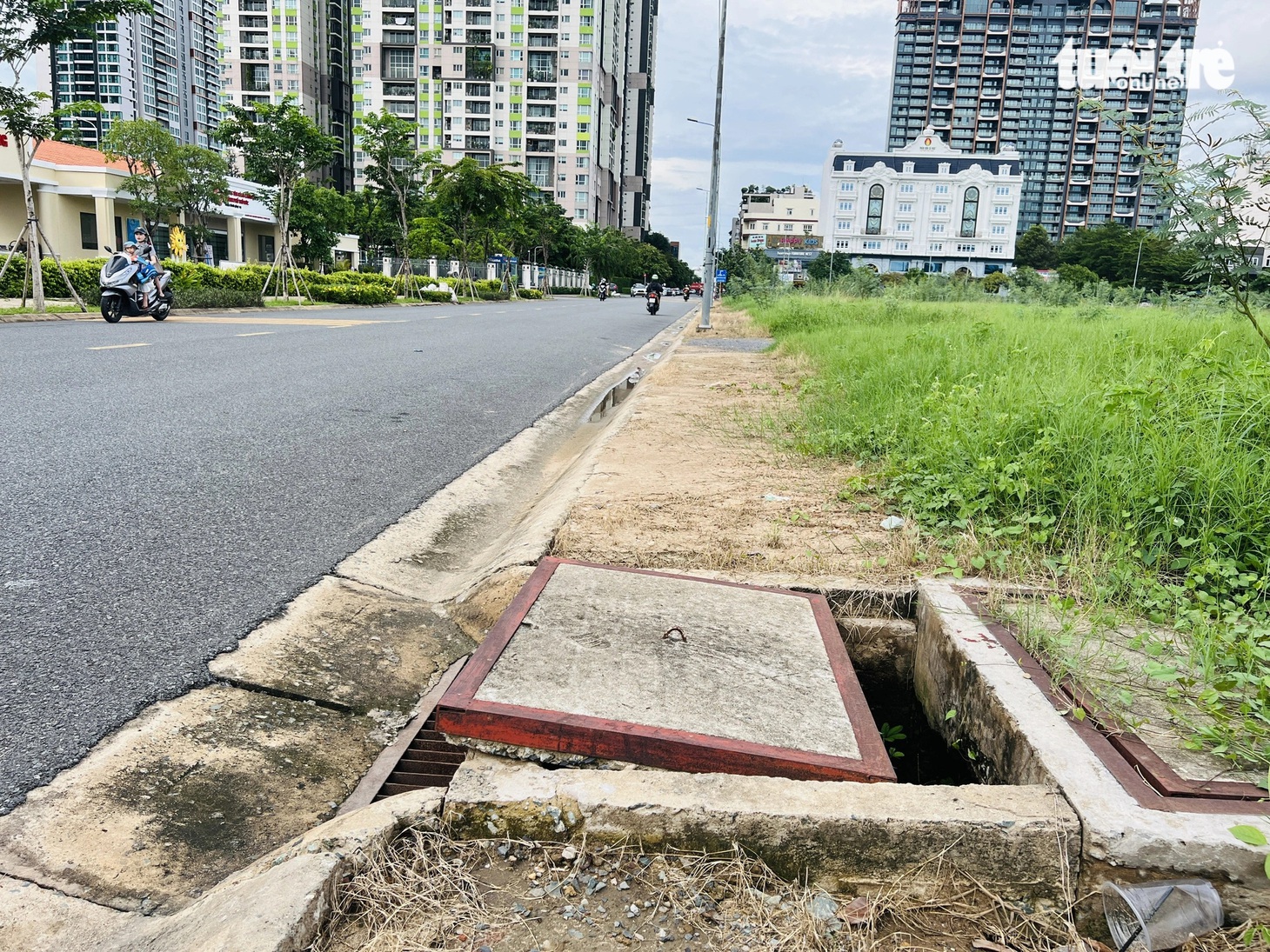 Nắp cống trên đường Nguyễn Thanh Sơn, TP Thủ Đức bị đặt lệch hở ra miệng hố - Ảnh: XUÂN ĐOÀN