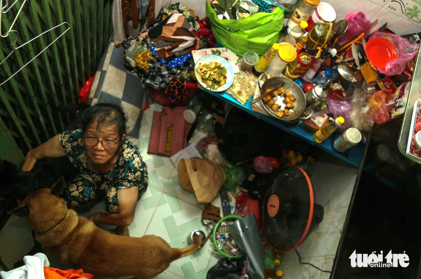 Bà Hoa kể, trước năm 2015, khu chợ Gạo chỉ là những sạp gỗ lụp xụp, không có nhà vệ sinh, phải xếp hàng đi vệ sinh công cộng, bất tiện trăm bề. Năm 2015, vụ cháy kinh hoàng từ khu chợ Gạo lan nhanh qua chợ Gà rồi bùng phát dữ dội, thiêu rụi nhiều nhà cửa, tài sản. Sau vụ cháy, chính quyền địa phương và nhà hảo tâm hỗ trợ nhiều gia đình, trong đó có gia đình bà Hoa xây sửa nhà cửa. Căn nhà 4m2 của bà được bê tông hóa, cất thêm một gác nhỏ. Từ căn nhà nhỏ này, bà Hoa dựng vợ cho con, rồi các thế hệ sau lần lượt ra đời - Ảnh: THẢO LÊ