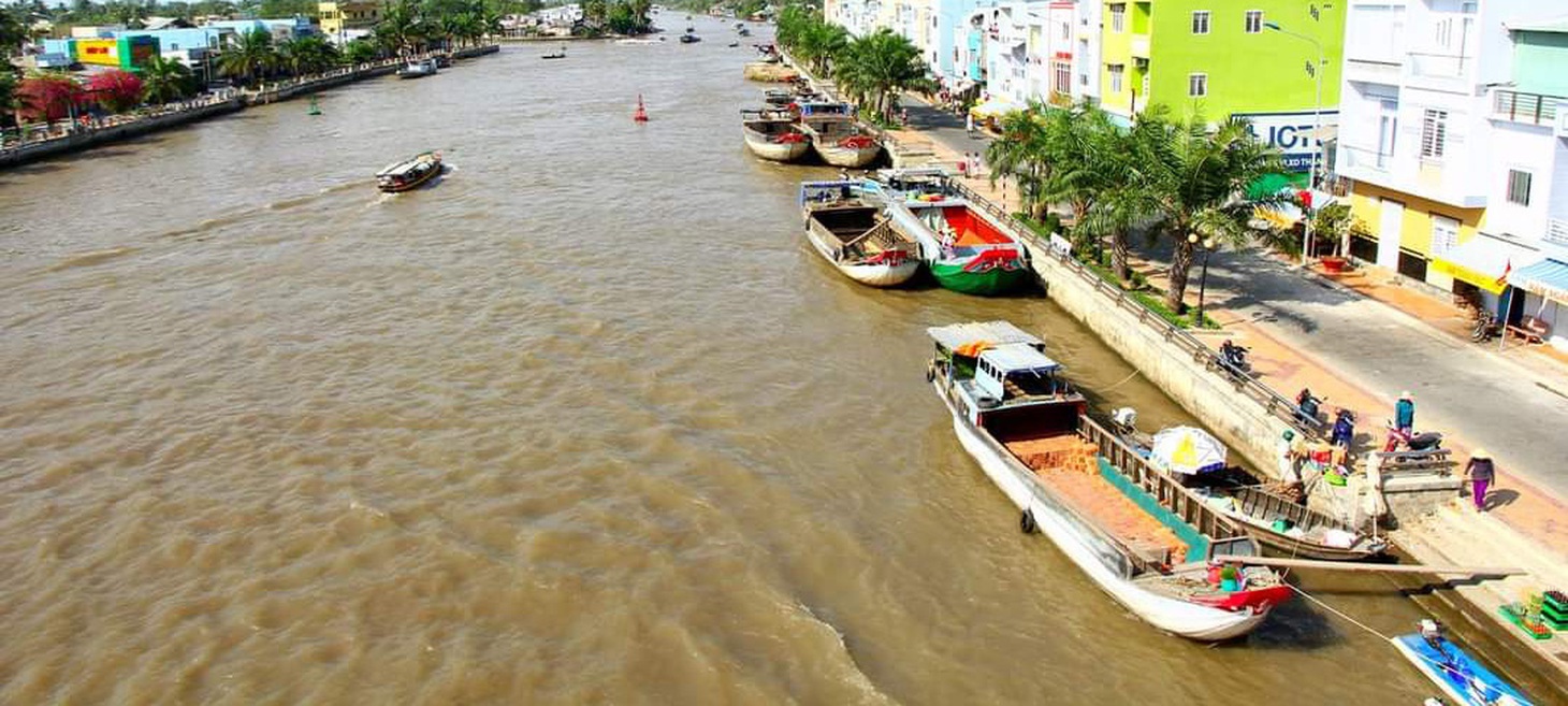 Một góc Thành phố Ngả Bảy bên dòng sông Ngã Bảy - Ảnh: CHÍ QUỐC