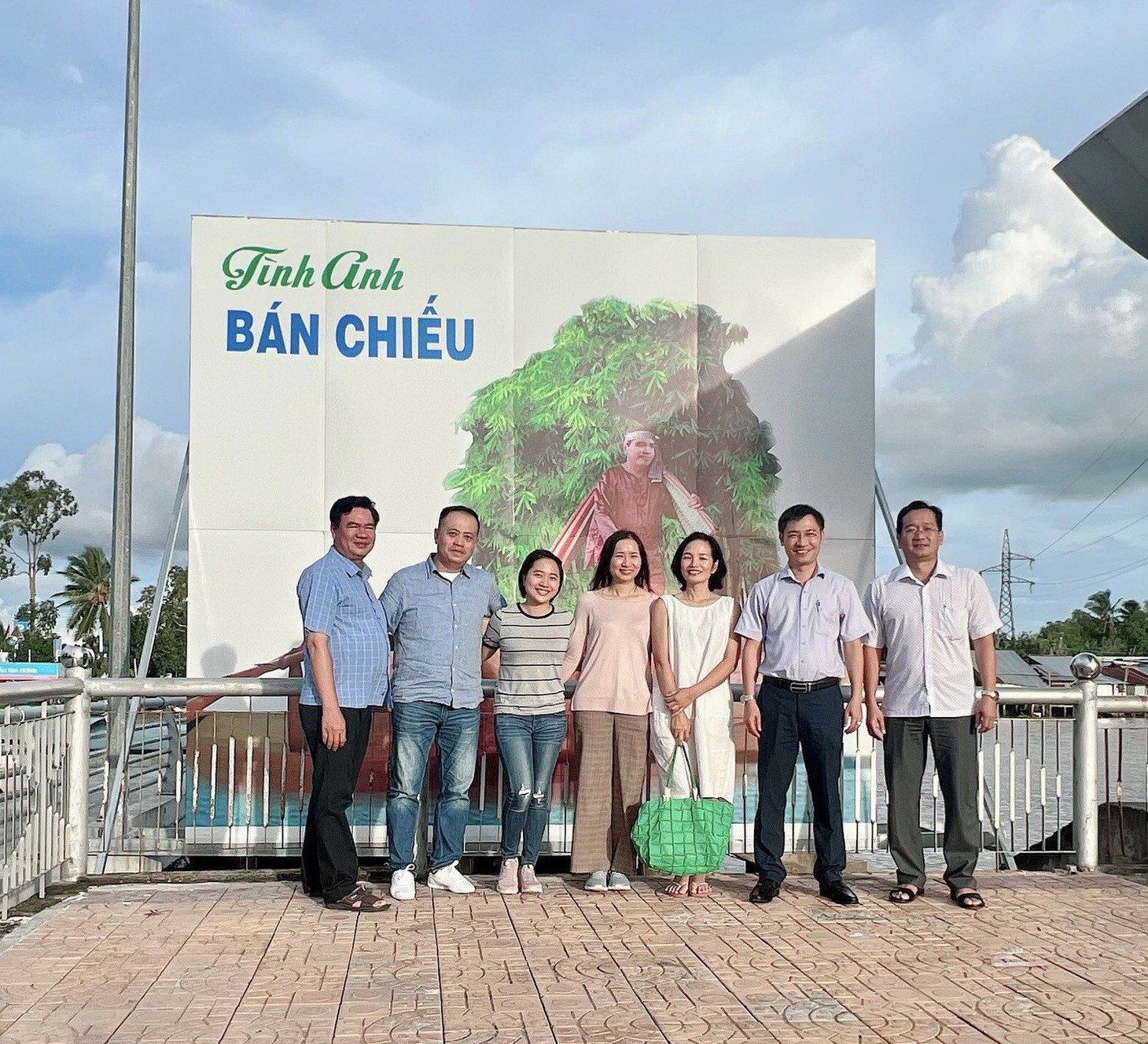 Du khách chụp ảnh lưu niệm tại Cầu tàu chợ nổi và cũng là nơi ra đời bài vọng cổ Tình anh bán chiếu - Ảnh: HIỆP VÕ