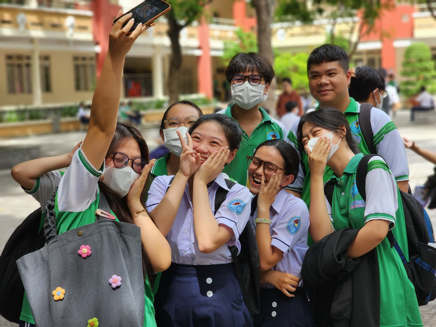 Nhóm thí sinh Trường THPT Giồng Ông Tố, TP Thủ Đức tự tin trước kỳ thi - Ảnh: NGỌC PHƯỢNG