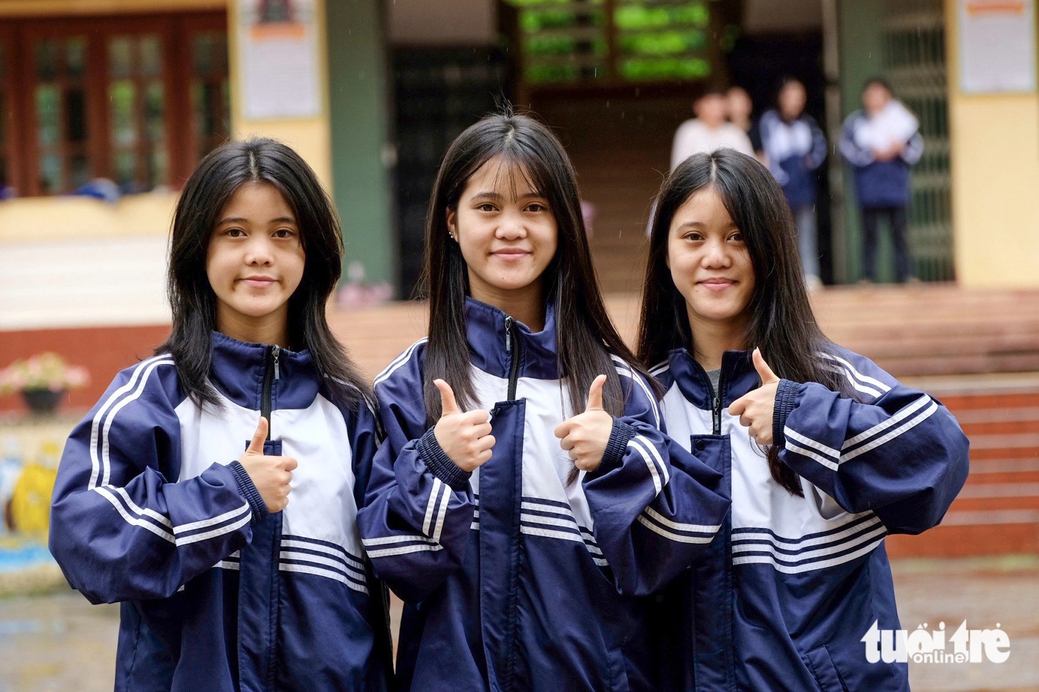 Chị em sinh ba, gồm Vàng Kim Ngọc, Vàng Kim Huệ và Vàng Kim Hà, Trường THPT số 1 Bắc Hà (Lào Cai) tự tin bước vào kỳ thi tốt nghiệp THPT. Các em cho biết trong 12 năm cả ba em luôn học cùng lớp, sau khi có kết quả tốt nghiệp THPT sẽ cùng đăng ký thi vào ngành sư phạm của một trường - Ảnh: NGUYÊN BẢO