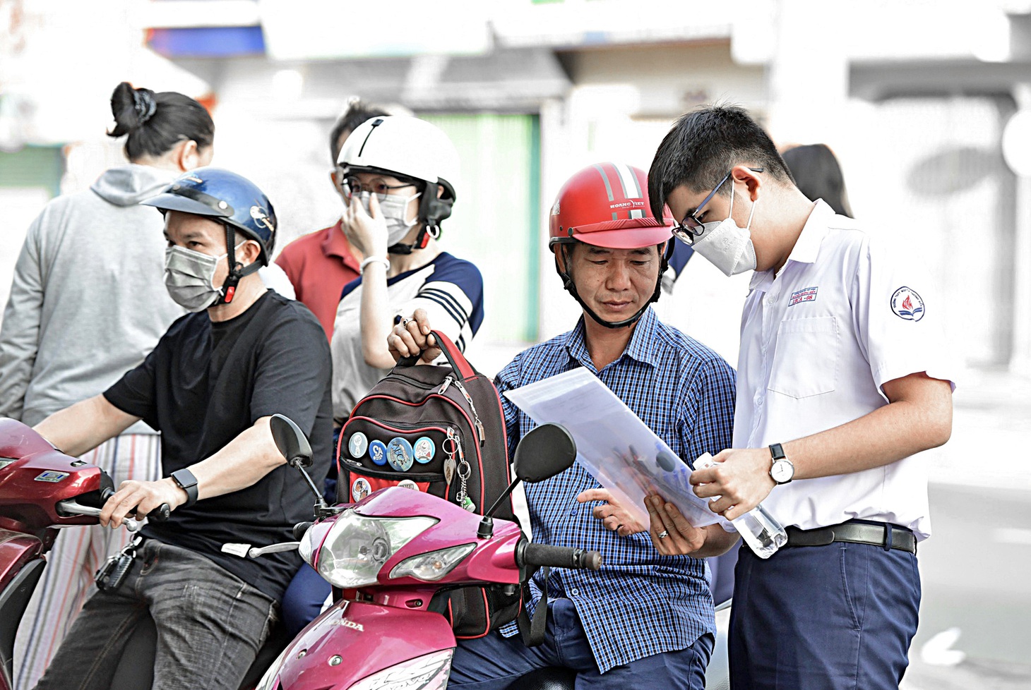 Phụ huynh dặn dò, động viên thí sinh trước khi vào phòng thi môn văn tại điểm thi Trường THPT Nguyễn Thượng Hiền, quận Tân Bình, TP.HCM - Ảnh: DUYÊN PHAN