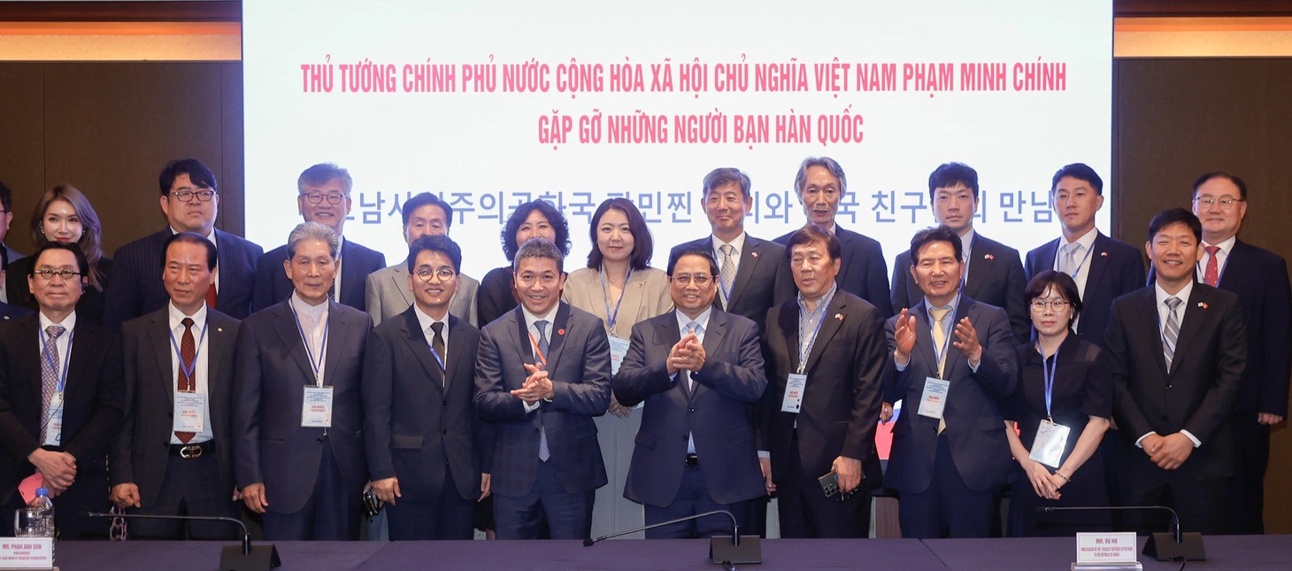 Thủ tướng Phạm Minh Chính chụp ảnh với những người Hàn Quốc có tình cảm, gắn bó với Việt Nam - Ảnh: NHẬT BẮC