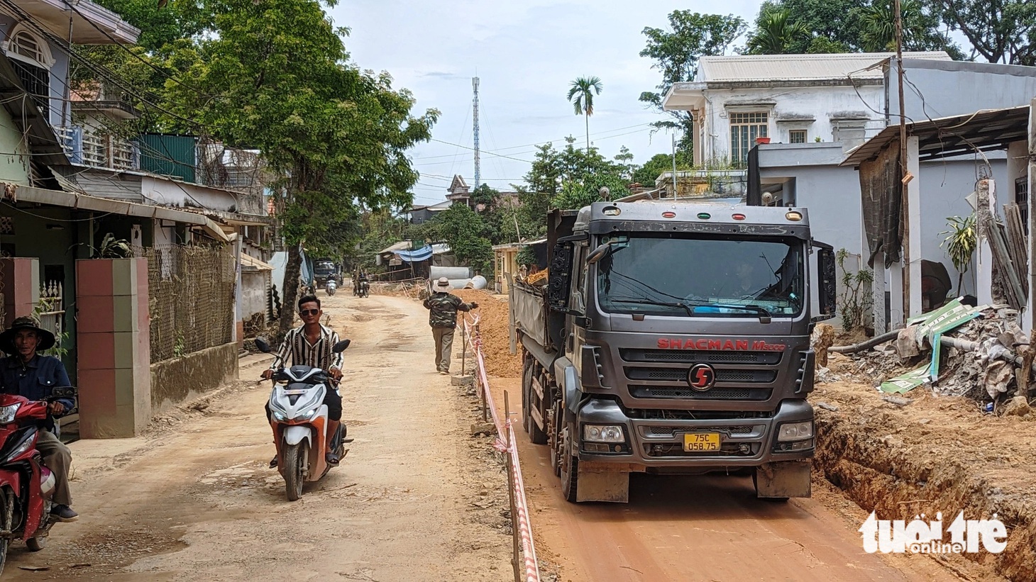 Một đoạn đường Bùi Thị Xuân thi công dở dang - Ảnh: NHẬT LINH
