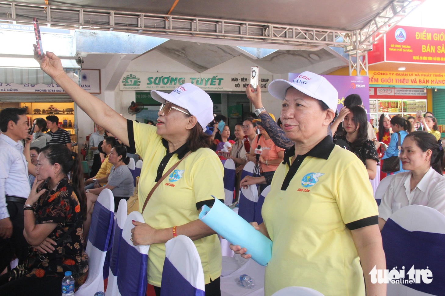 Tiểu thương chợ Cồn hào hứng khi được nghe hướng dẫn thương mại điện tử - Ảnh: TRƯỜNG TRUNG