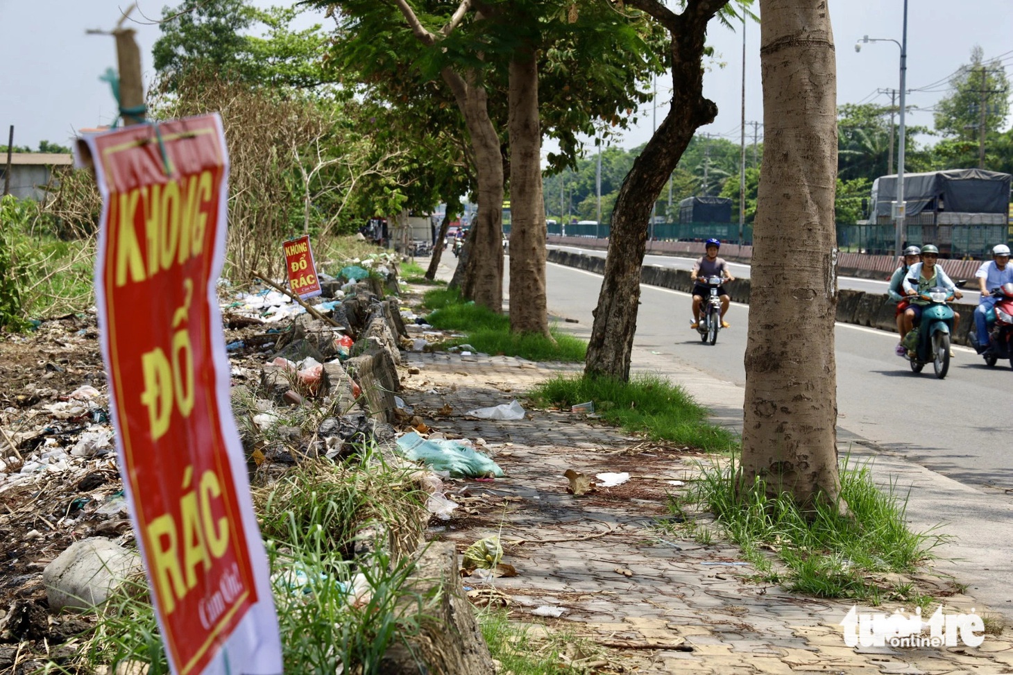 Dọc tuyến đường quốc lộ 1 đã được dọn dẹp phần nào rác thải chất đống, cắm biển cấm đổ rác - Ảnh: NGỌC QUÝ