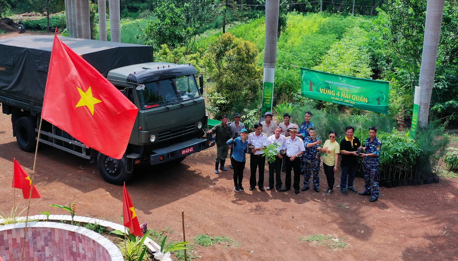 Bàn giao 10.000 cây giống đợt đầu tiên trong số 100.000 bầu cây phi lao và cây thân gỗ lần lượt lên xe trong tháng 6 để kịp ra đảo. Khu vườn phải hy sinh những cây bưởi, cây xoài đang mùa sai quả để nhường chỗ cho những bầu ươm phi lao, xà cừ, sưa, gõ, giáng hương, kèn hồng, osaka….