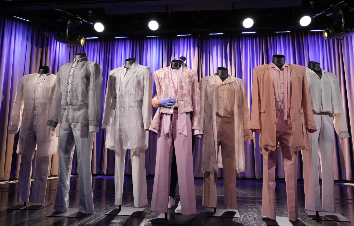 Outfits của BTS mặc trong photo concept Proof Door được trưng bày tại triển lãm trước đó của bảo tàng hồi tháng 6 - Ảnh: AP