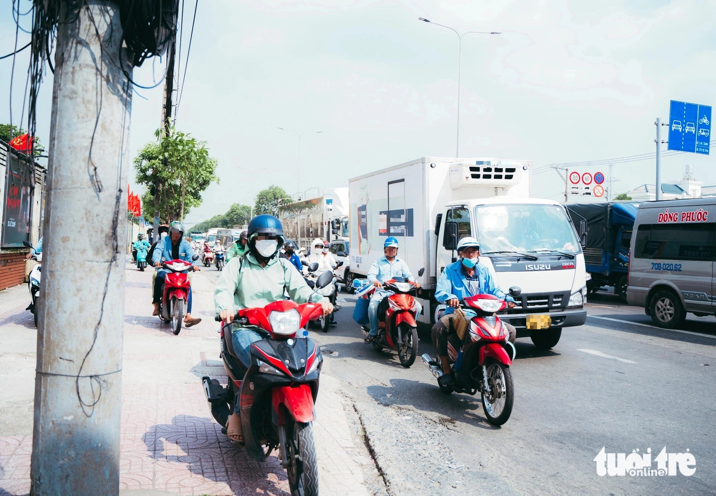 Để né xe ô tô, nhiều người đi xe máy phải leo lên lề đường&nbsp; - Ảnh: THANH HIỆP