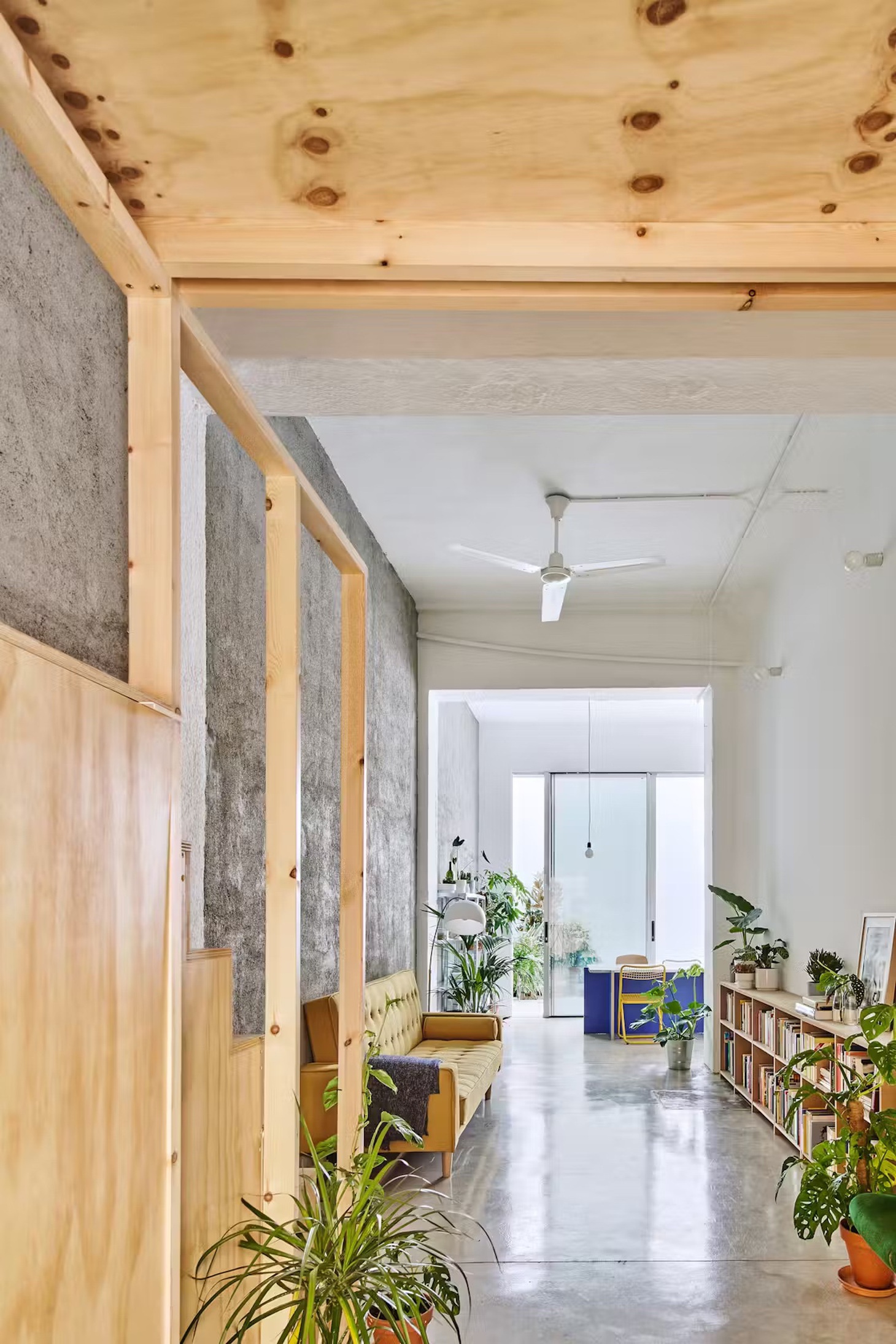 Không gian sinh hoạt chung dưới gác xép - Ảnh: dwell
