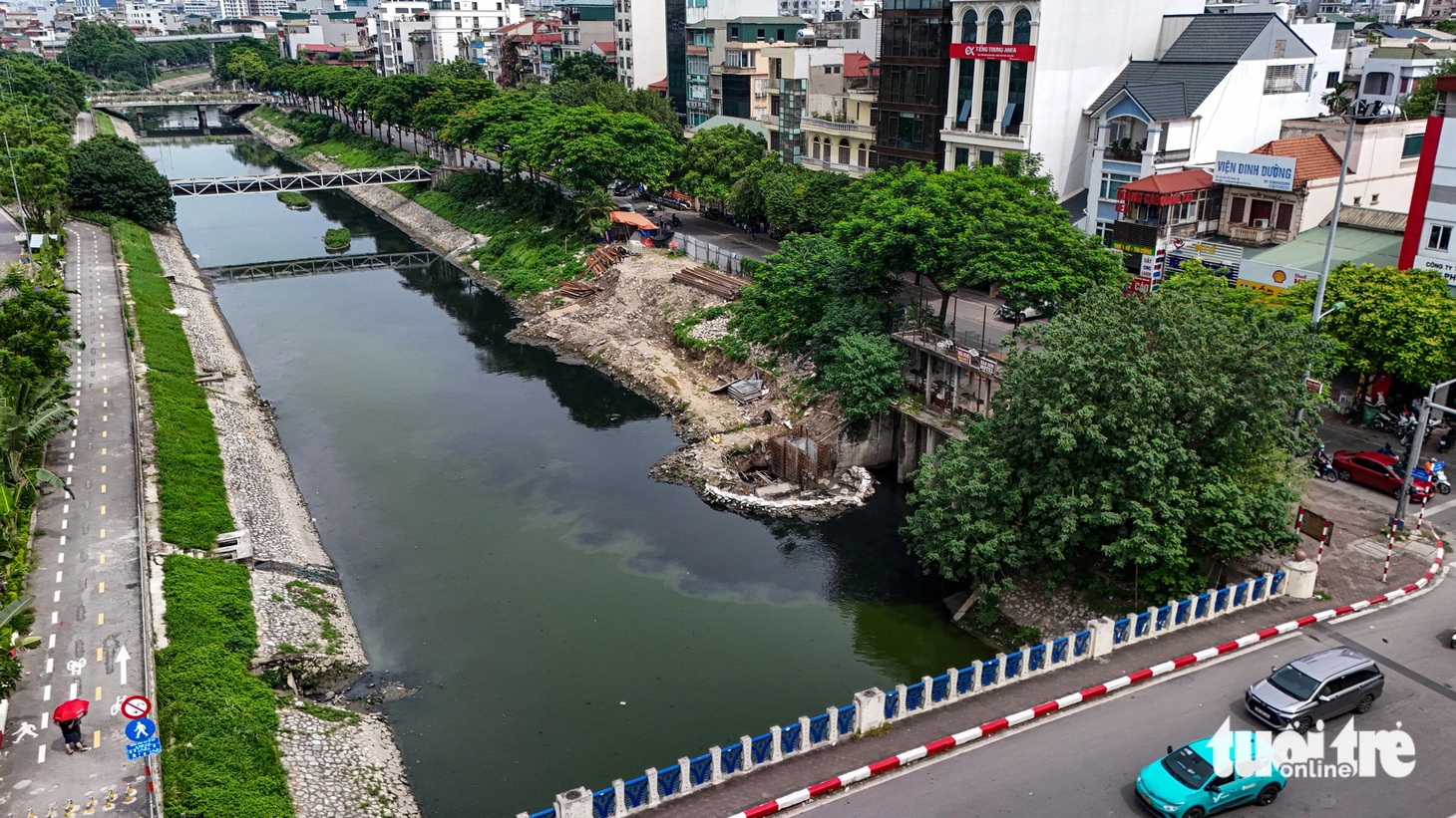 Và sông Tô Lịch (dài 14,6km) là hai nhánh sông bao quanh Hà Nội và hợp lưu tại thôn Văn, xã Thanh Liệt rồi đổ vào sông Nhuệ (xã Hữu Hòa, cùng huyện Thanh Trì). Trong khi đó, sông Nhuệ (dài 74km), lấy nước từ sông Hồng qua cống Liên Mạc, là sông tiêu nước cho Hà Nội và chảy vào sông Đáy (qua cống Phủ Lý, Hà Nam).