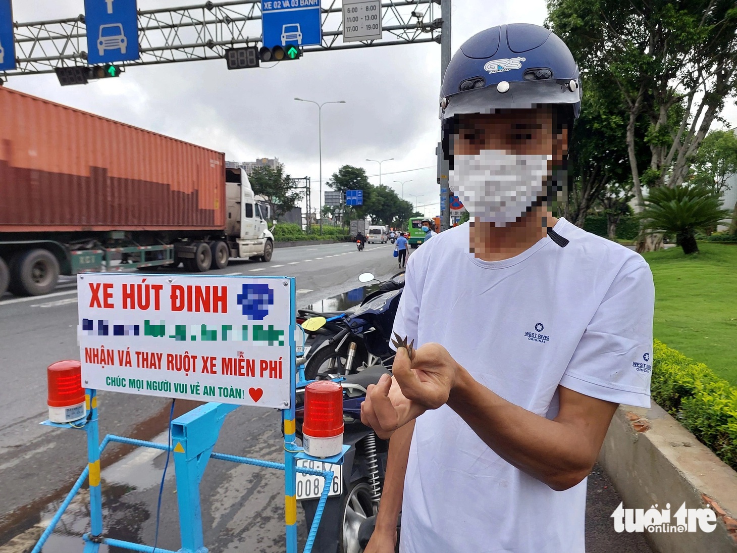 Anh T.V.N. cầm trên tay những “thành quả” sau một vòng hút đinh. Đoạn đường chỉ khoảng 600m nhưng anh đã hút được 183 mảnh đinh thép trong chưa tới 7 phút - Ảnh: ĐÌNH KHẢI