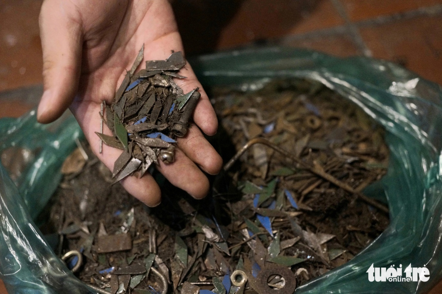 Đây là những gì mà anh T.V.N. và đồng nghiệp trong nhóm tình nguyện đã hút được trong khoảng thời gian 5 ngày (từ 12-7 đến 17-7-2024). Anh cho biết số đinh hiện tại trong bọc là hơn 3kg - Ảnh: ĐÌNH KHẢI