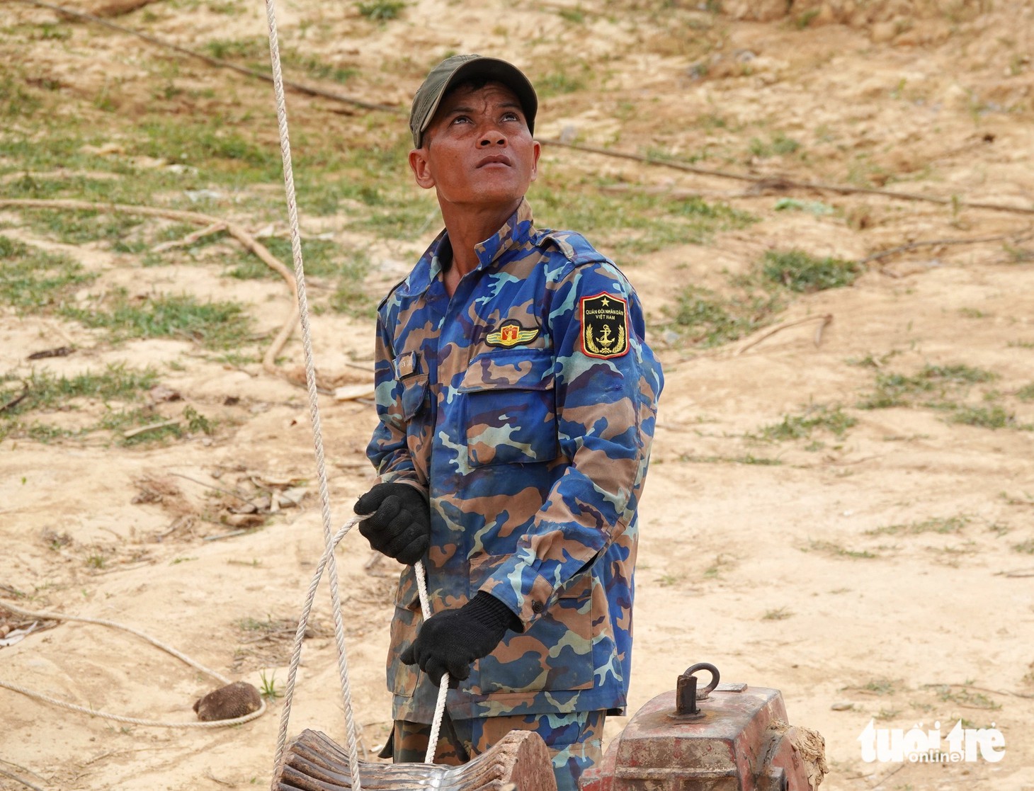 Mặc dù thời tiết những ngày này khá nóng bức, các công nhân vẫn làm việc rất hăng say để dự án sớm hoàn thành, đóng điện - Ảnh: LÊ MINH