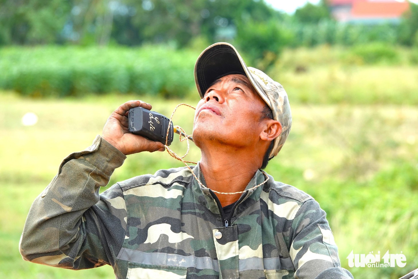 Anh Hoàng Thế Lực - tổ trưởng tốp công nhân đang thi công - cho biết nhóm anh làm việc trên dự án đường dây 500kV mạch 3 qua địa bàn Hà Tĩnh được khoảng 1 tháng nay. Nhiệm vụ của nhóm là kéo đường dây ở 3 khoảnh từ vị trí cột 164 đến vị trí cột 167 - Ảnh: LÊ MINH