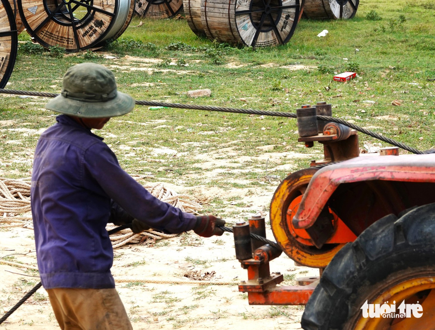 Khó khăn nữa là địa hình kéo dây băng qua khe suối, đường lớn và khu dân cư nên quá trình kéo dây phải dựng giàn giáo, do đó thời gian thi công kéo dài hơn - Ảnh: LÊ MINH