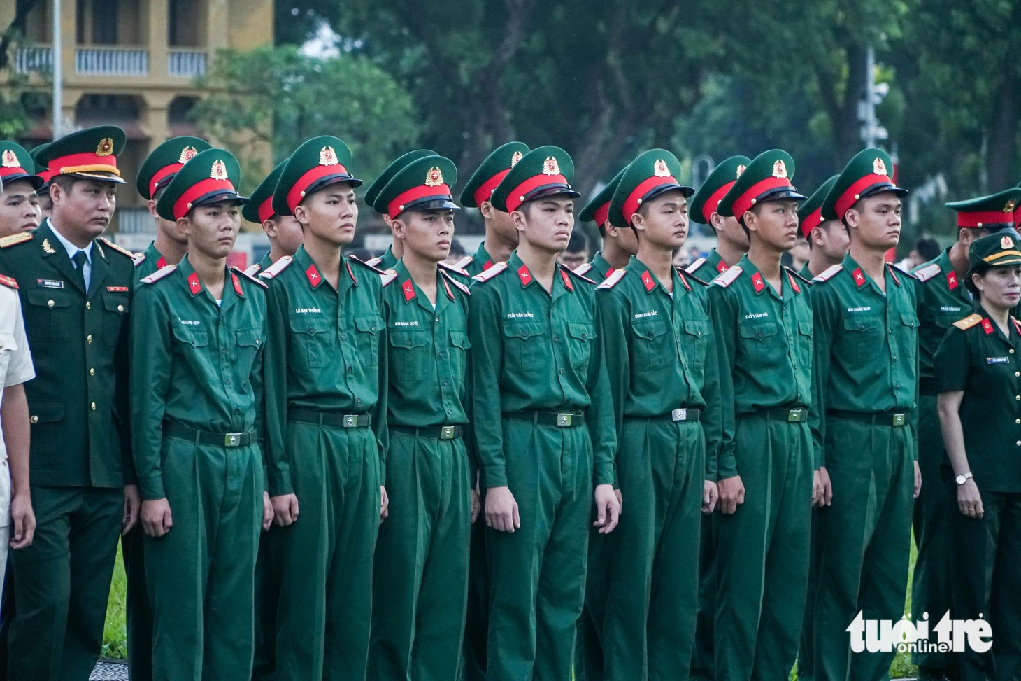 Cán bộ, chiến sĩ Quân đội nhân dân Việt Nam tham gia lễ thượng cờ rủ Quốc tang Tổng Bí thư ở quảng trường Ba Đình