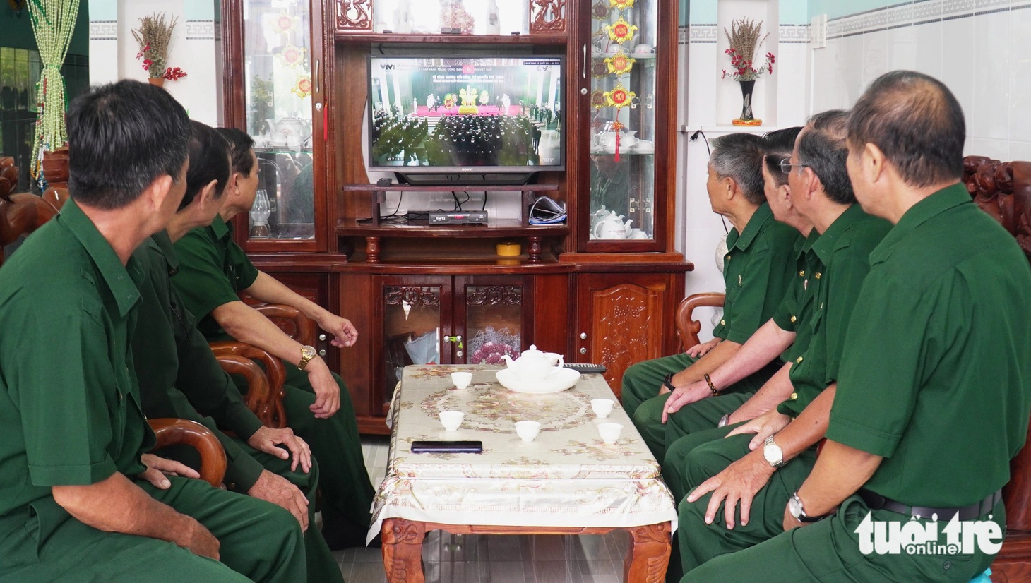 Không có điều kiện ra Hà Nội viếng Tổng bí thư nên các cựu chiến binh tập trung lại để xem chương trình trực tiếp - Ảnh: THANH HUYỀN
