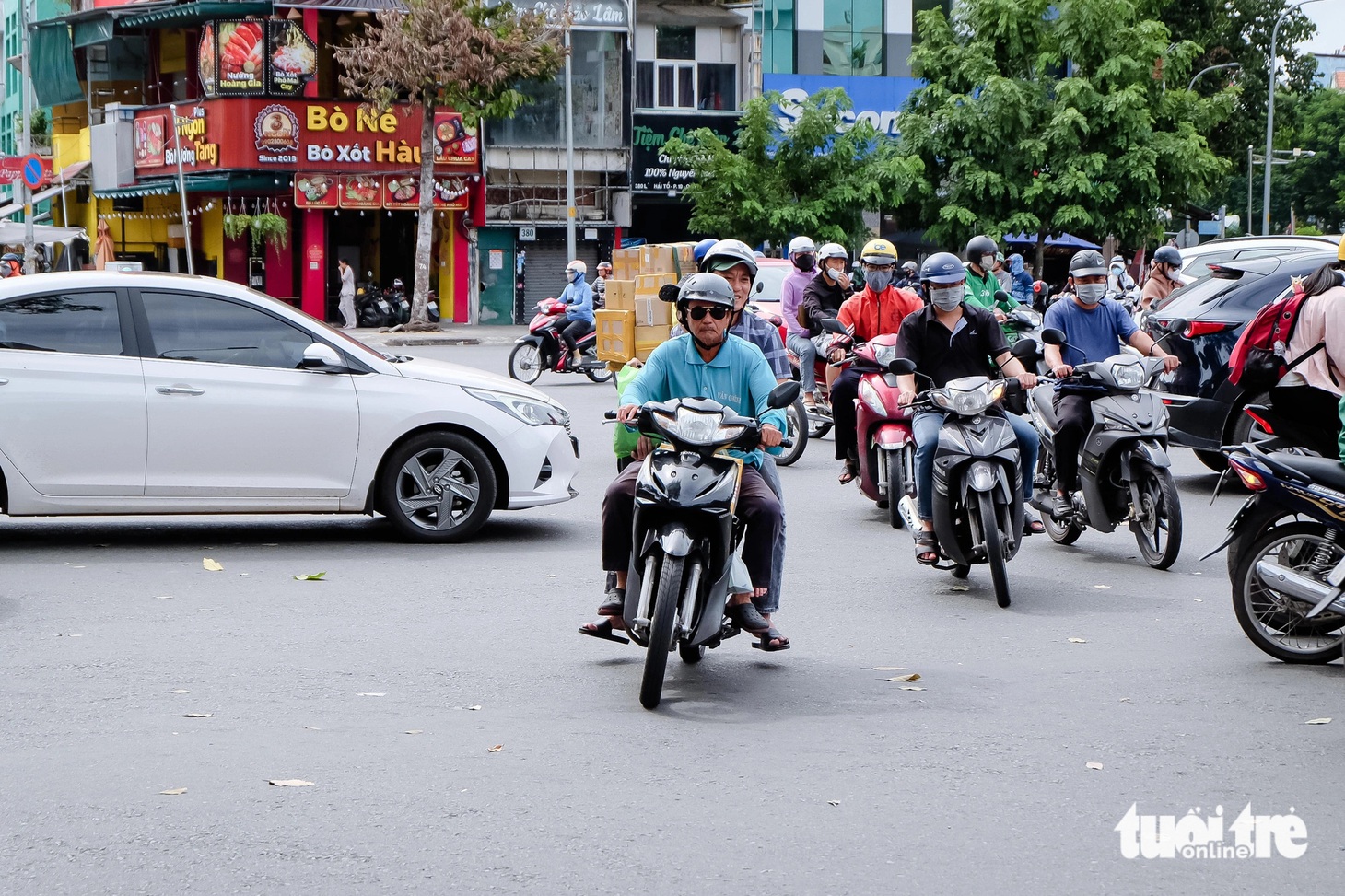 Tại ngã bảy Điện Biên Phủ, để rẽ sang các đường xung quanh, người dân có khi chạy phải xoay vòng nhiều lần mới rẽ được - Ảnh: PHƯƠNG NHI