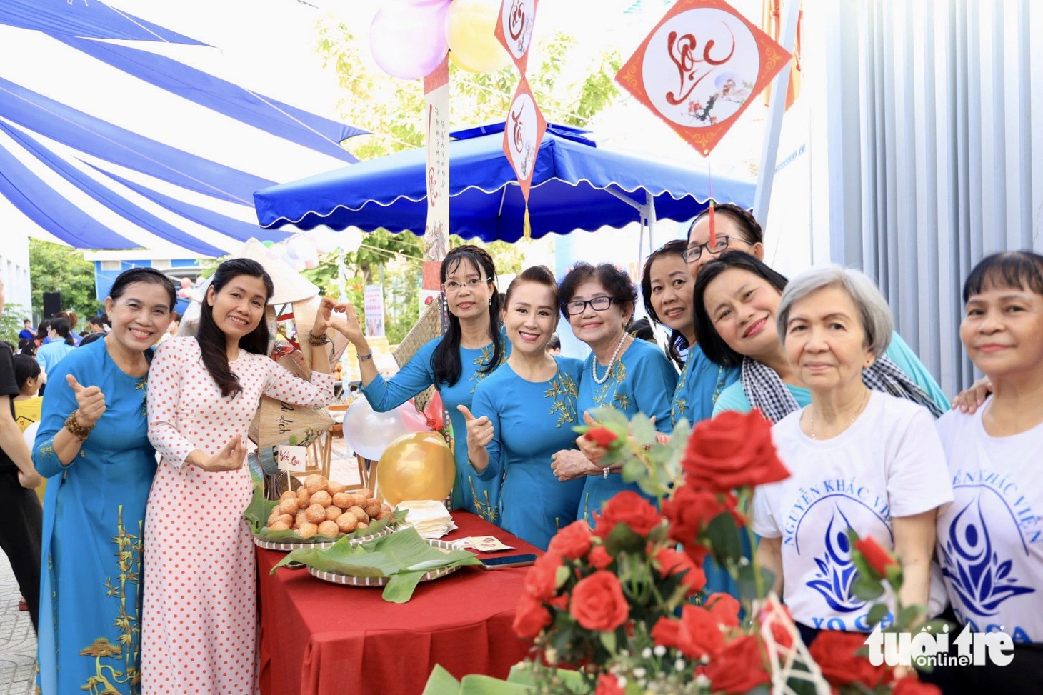 Gian hàng bán đồ chay tại ngày hội "Chung tay vì cộng đồng" do UBND phường 7, quận Phú Nhuận tổ chức - Ảnh: NGỌC QUÝ
