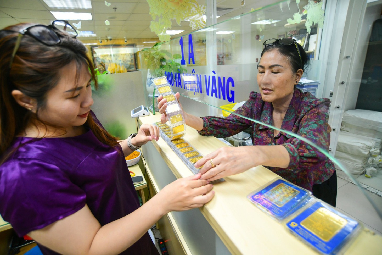 Người dân mua vàng SJC tại một cửa hàng vàng. Chi tiết diễn biến giá vàng mới nhất, mời bạn đọc theo dõi TẠI ĐÂY&nbsp;  - Ảnh: QUANG ĐỊNH