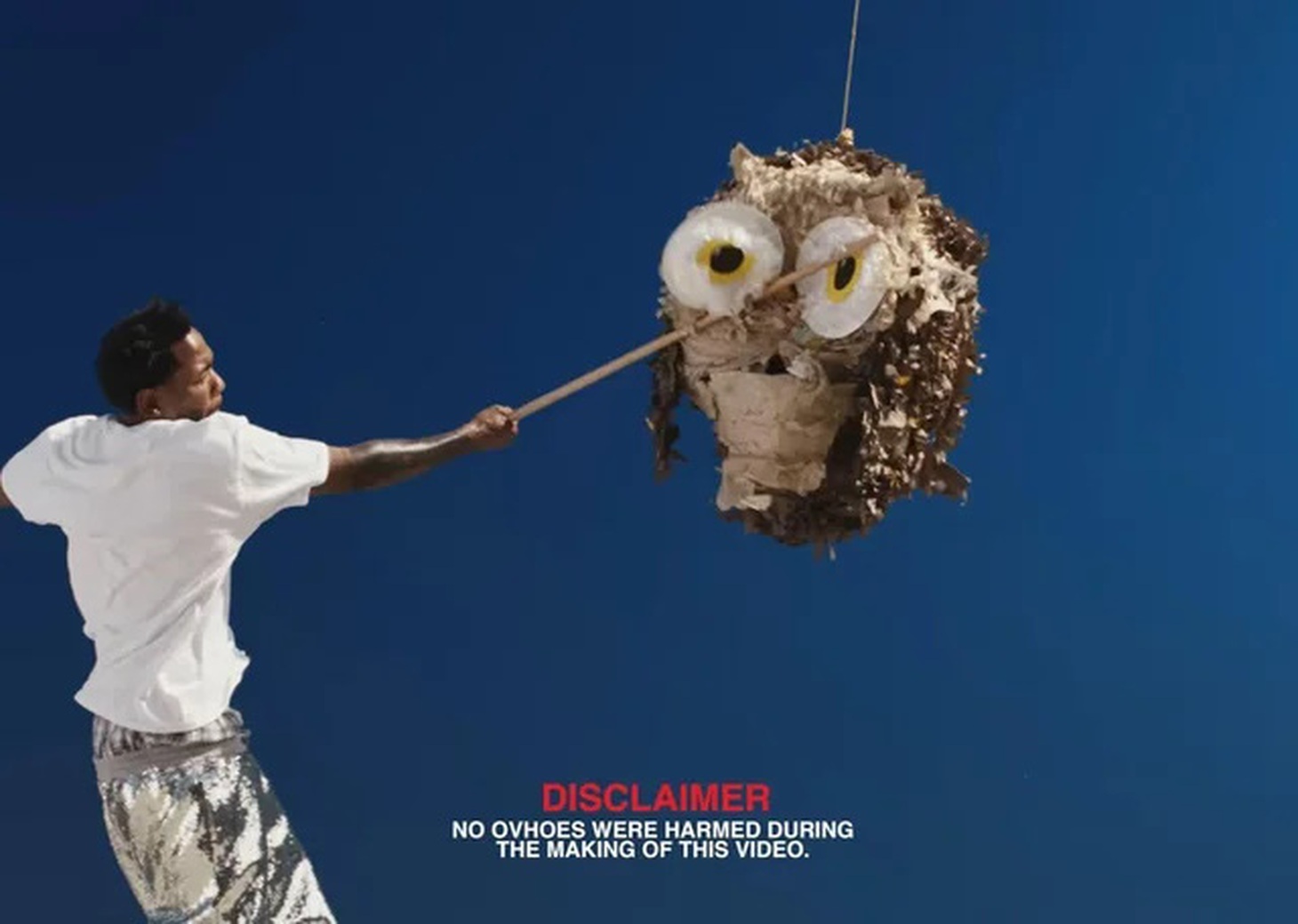 Cảnh Kendrick Lamar đánh con cú tượng trưng cho hãng thu âm OVO Sounds của Drake trong MV Not Like Us - Ảnh: pgLang