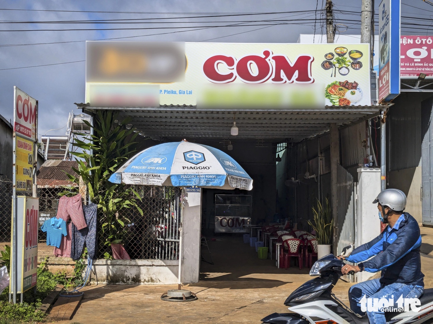 Biển hiệu một quán cơm trên đường Hoàng Sa, TP Pleiku, do mạng lưới cờ bạc "tài trợ" - Ảnh: TẤN LỰC 