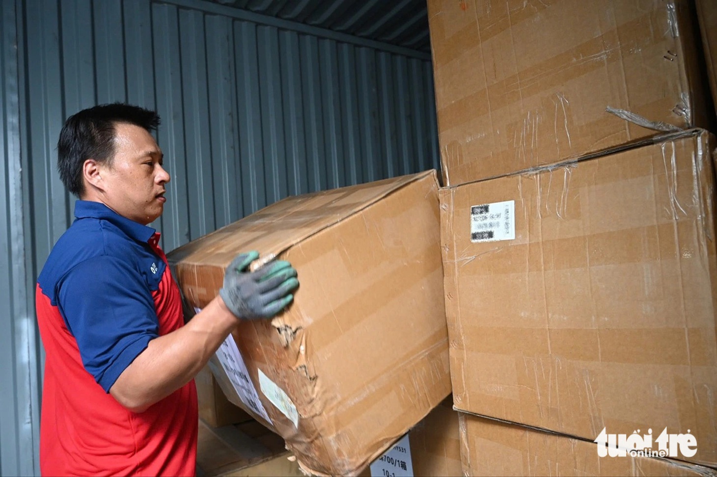 Các kiện hàng đang được chất lên container, sắp xếp tối ưu, đầy xe nhằm hạ cước phí vận chuyển