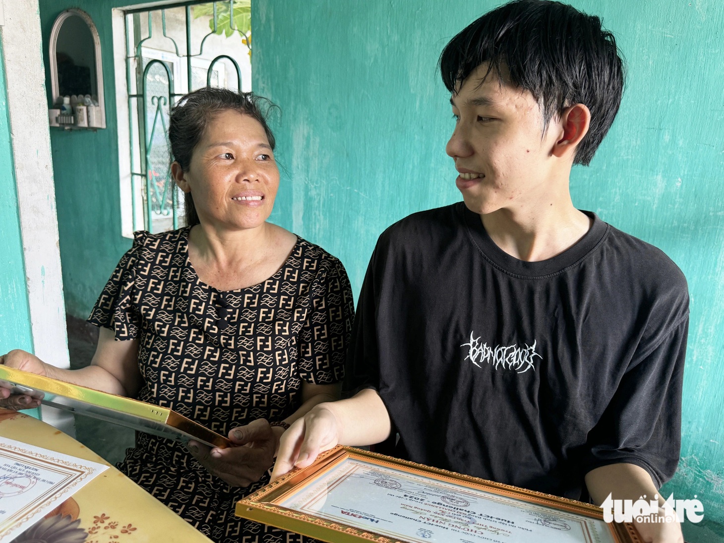 Cuộc sống lam lũ, bà Xuân mừng khi con có nhiều thành tích trong học tập - Ảnh: LÊ TRUNG