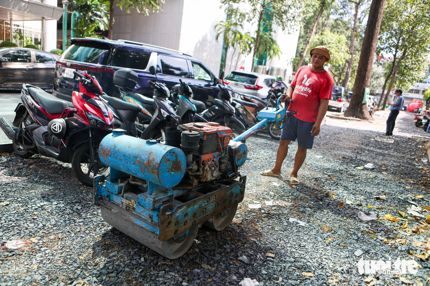 Công nhân làm phẳng mặt đường trước khi lát đá granite. Theo chia sẻ của người dân, trước đây vỉa hè đường Nguyễn Văn Chiêm đã sử dụng lâu năm, gạch bị bong tróc, nứt toác.