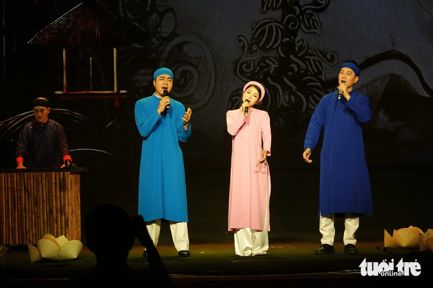 Dương Quốc Hưng, Thùy Trinh, Nguyễn Phi Hùng hát "Trầu cau" - Ảnh: T.T.D.