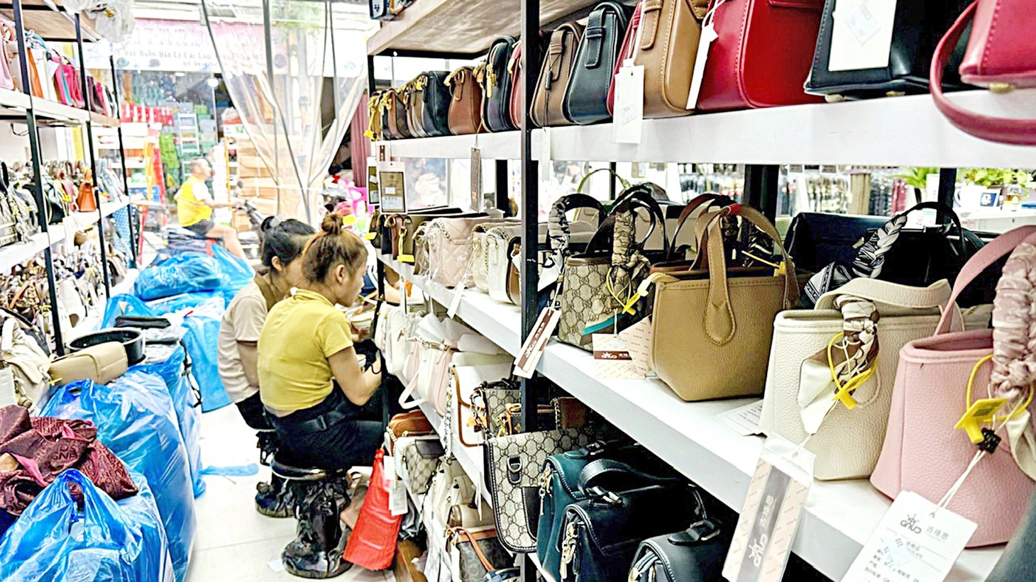 Tiếp sức hàng Việt trên sàn online: Phải thu thuế hàng nhập khẩu giá trị nhỏ- Ảnh 1.