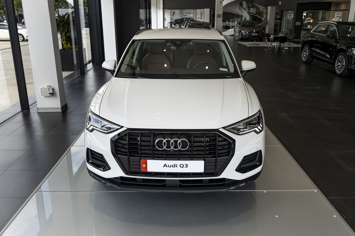 Ngoài ra, Audi Q3 2024 không có thay đổi lớn nào. Đầu xe vẫn là đèn pha LED Matrix có hệ thống rửa đèn