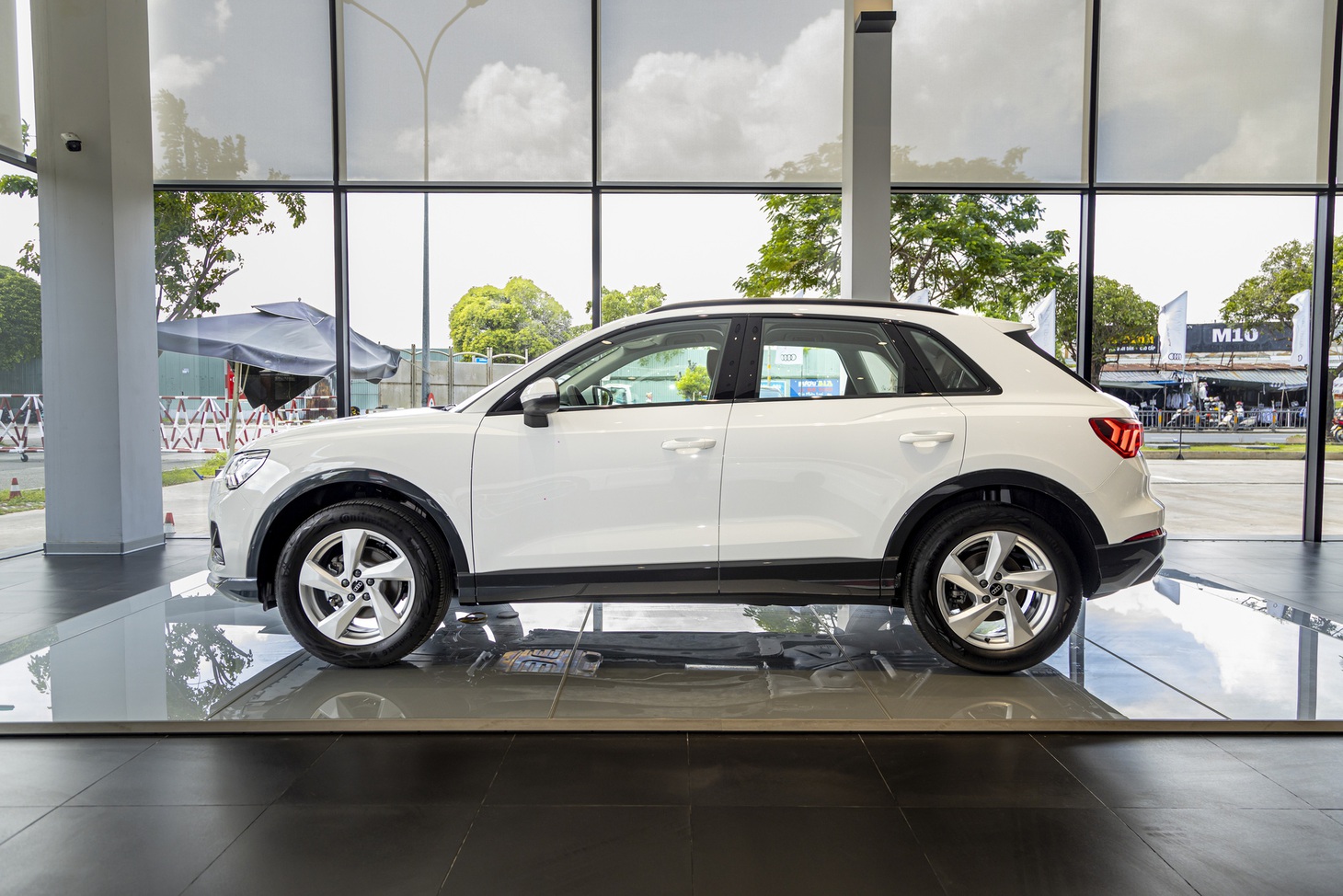 Audi Q3 có kích thước tổng thể 4.484 x 1.849 x 1.616 (mm), chiều dài cơ sở 2.677mm. Đối thủ chủ yếu ở Việt Nam là Volvo XC40 (1,79 tỉ đồng) trong khi BMW X1 đã không còn mở bán chính hãng, còn Mercedes-Benz GLA chỉ còn bản AMG hiệu suất cao giá gần 3 tỉ đồng