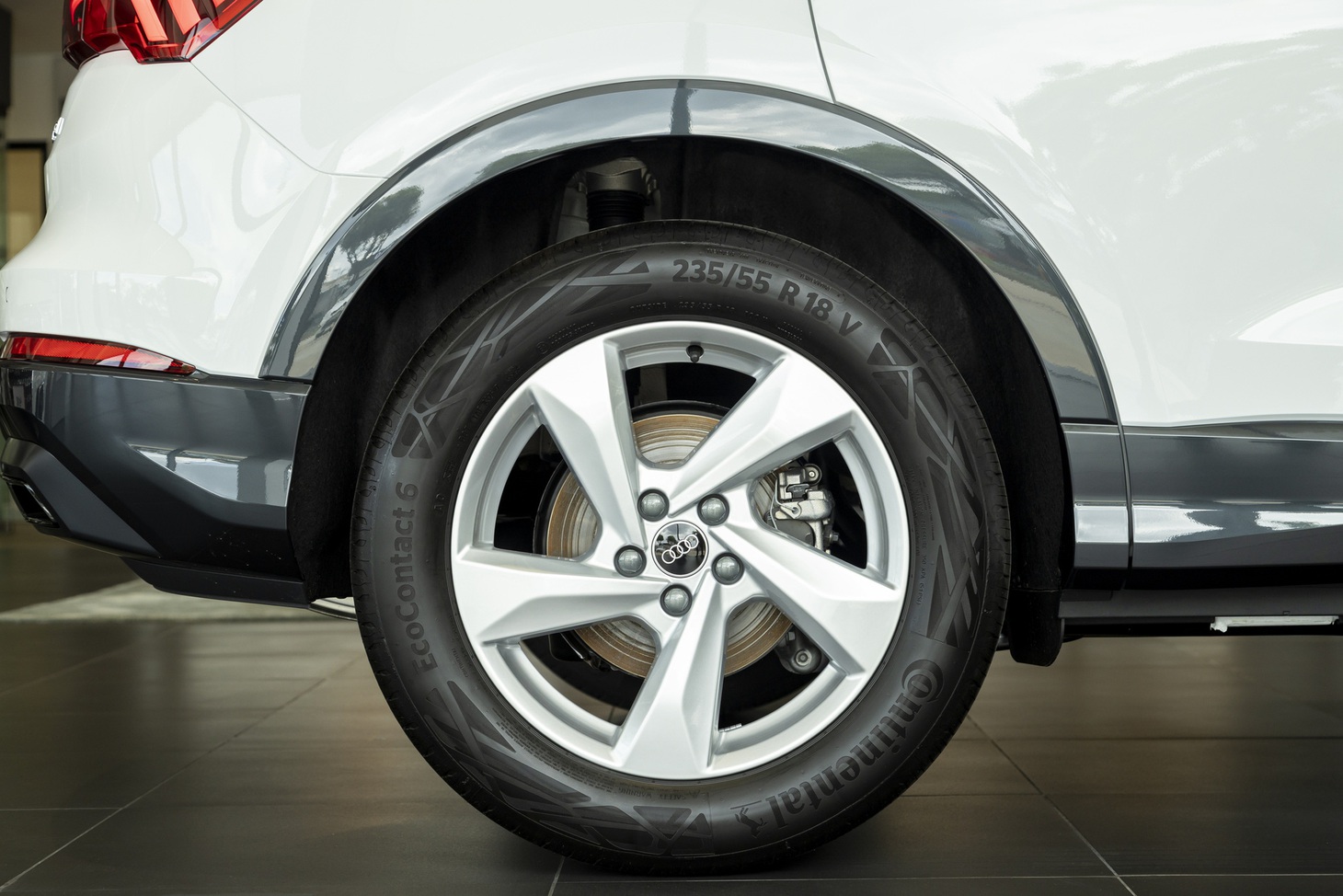 Audi Q3 2024 trang bị bộ mâm 5 chấu 18inch sơn bạc, đi kèm lốp 235/55