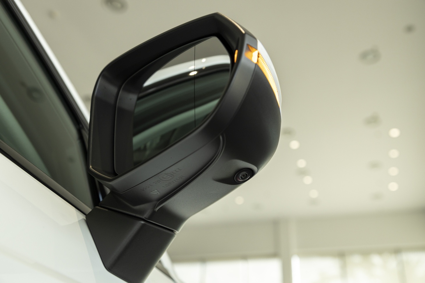 Gương xe tích hợp camera 360 độ và đèn báo rẽ