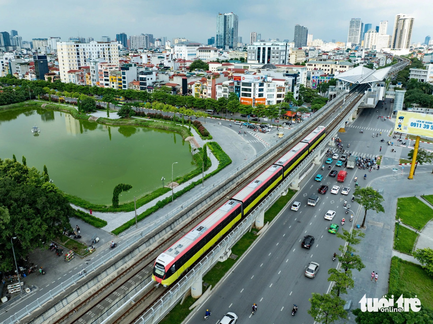 8h sáng ngày 8-8, tuyến tàu metro Nhổn - ga Hà Nội chính thức rời sân ga Nhổn, bắt đầu khai thác thương mại - Ảnh: NAM TRẦN