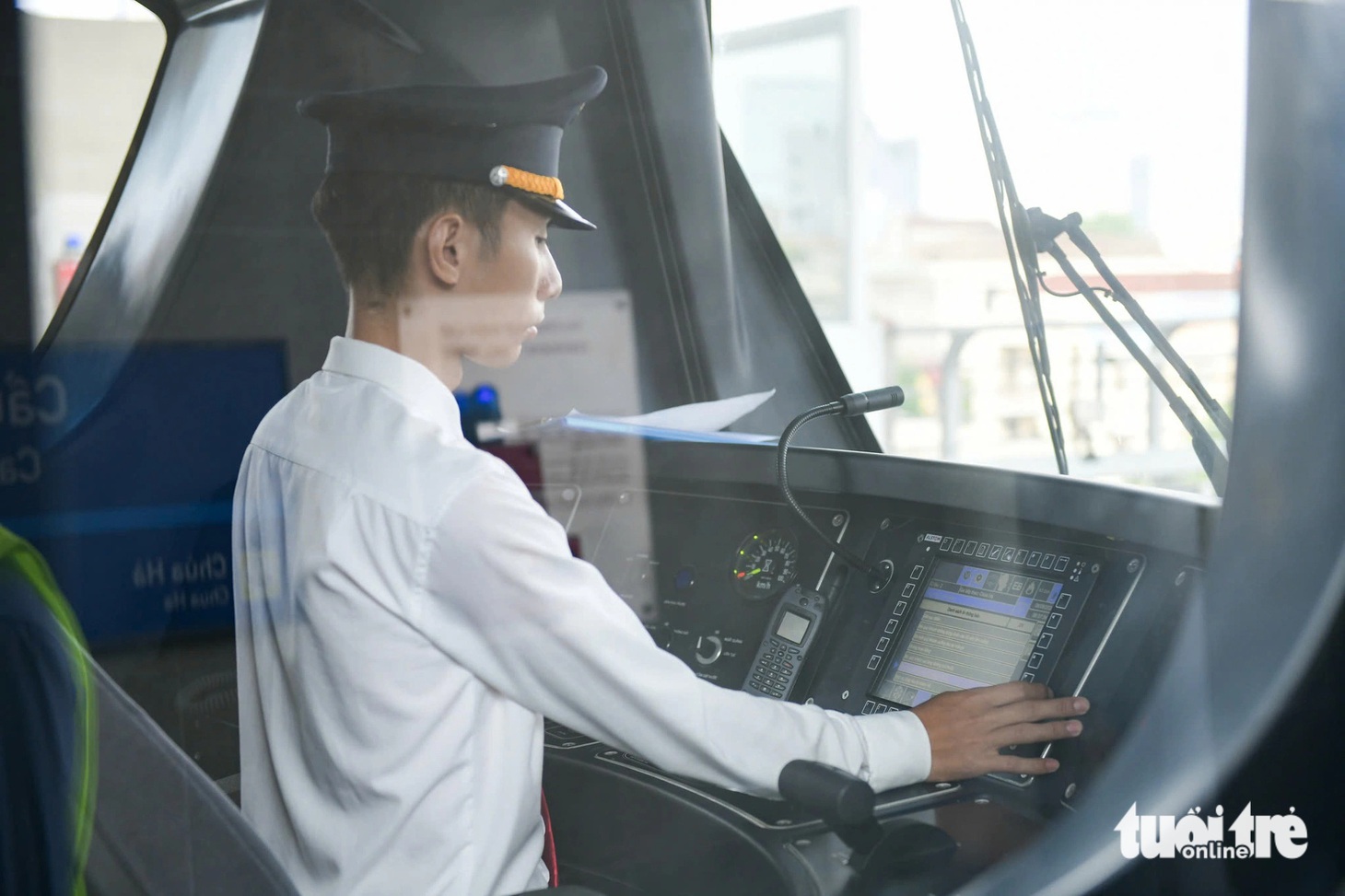 Đúng 8h sáng, đoàn tàu Nhổn - ga Hà Nội chính thức khởi hành từ ga S1