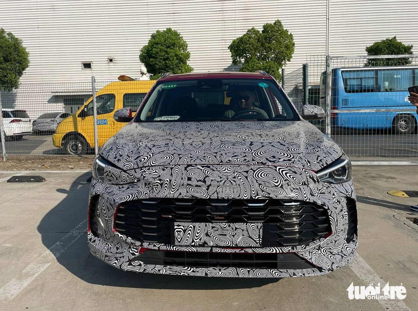 MG ZS 2025 có lưới tản nhiệt cỡ lớn và khe gió đặt dọc 2 bên rìa cản. Đại diện của MG còn cho biết, khu vực này sẽ được điểm xuyết bởi một thanh ngang bằng hợp kim nối liền hai cụm đèn pha - Ảnh: TEE ANH