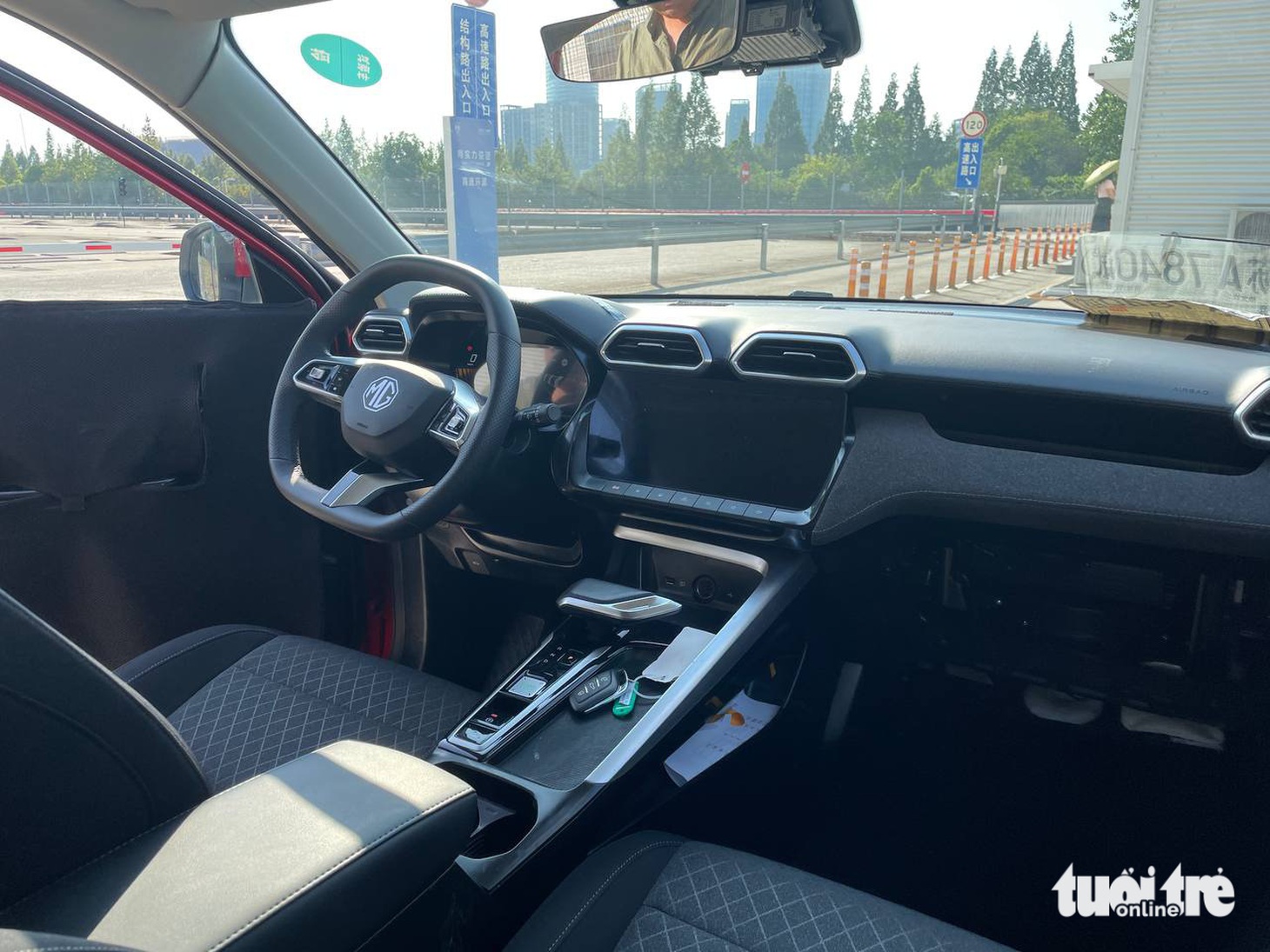 Bên trong nội thất của MG ZS 2025 khác biệt hoàn toàn so với thế hệ hiện hành. MG thiết kế nội thất xe tối giản nên chỉ giữ lại dải nút bấm vật lý ở dưới màn hình, là các nút bấm nhanh của sưởi kính, đèn khẩn cấp và vào menu điều hòa. Kiểu bố trí này giúp người dùng sẽ điều chỉnh hệ thống làm mát toàn bộ qua màn hình trung tâm. Chi tiết cửa gió điều hòa mang hình dáng giống với mẫu siêu SUV Lamborghini Urus - Ảnh: TEE ANH