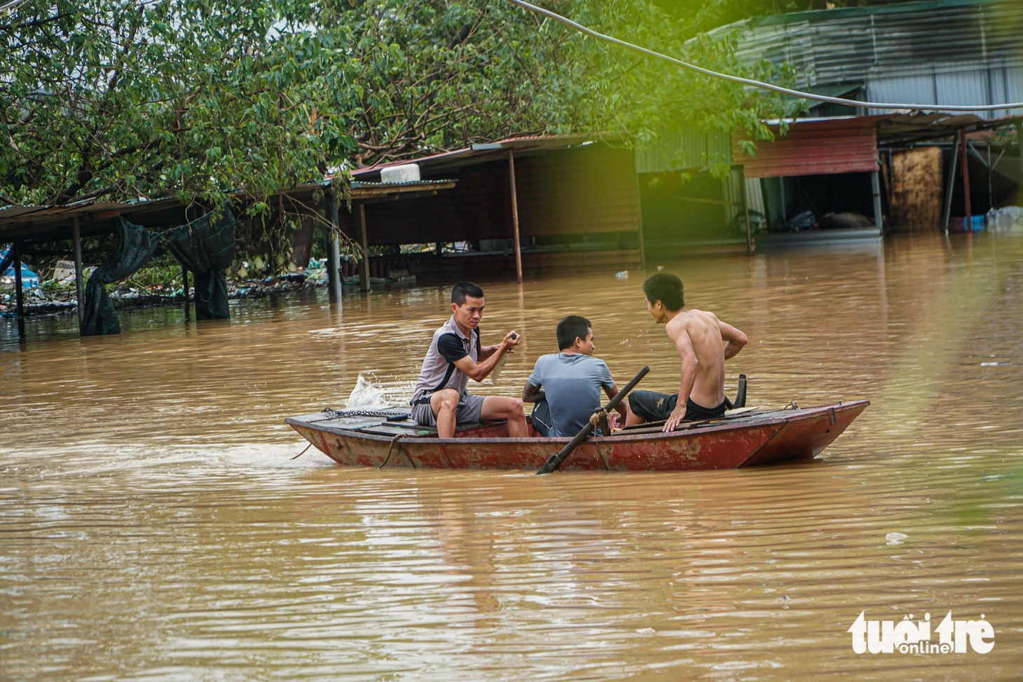 Nước sông Hồng dâng cao, bãi gửi xe ở trung tâm Hà Nội chỉ còn nhìn thấy mái tôn - Ảnh 16.