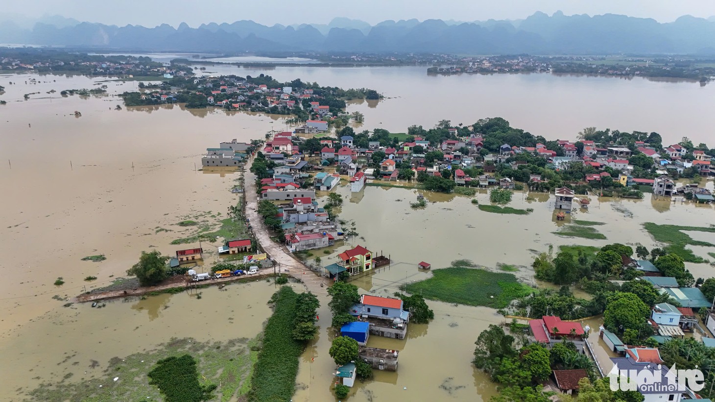 Khu dân cư ở Ninh Bình, Hà Nam ngập sâu dù nước lũ đã rút - Ảnh 1.
