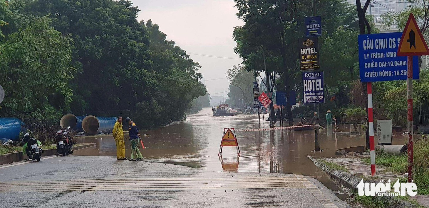 Sáng đầu tuần, đường phố Hà Nội lại ngập sau mưa lớn, có đoạn ngập dài 2km - Ảnh 15.