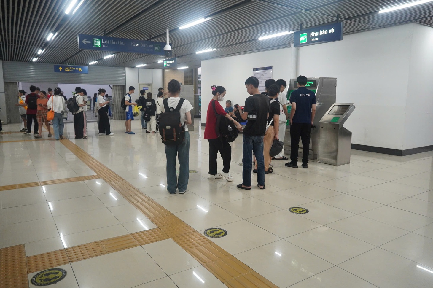 Bạch Long Vĩ đã có gió cấp 12, giật cấp 14, bão cách đất liền 160km - Ảnh 31.